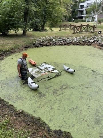 Plan d'eau envahi par les lentilles d'eau, avant intervention